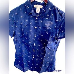 Cute blue short sleeved shirt with fun print!